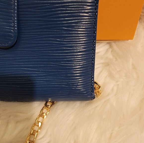 Authentic LV Epi blue snap wallet - Picture 9 of 14